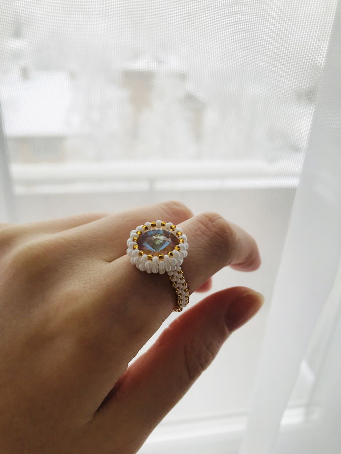 Кольцо из белого и золотого бисера с кристаллом с переливом цвета, размер 18