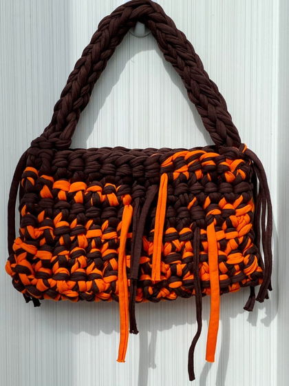 Вязаная сумка багет из хлопка с металлической застежкой-кнопкой цвет шоколад\апельсин