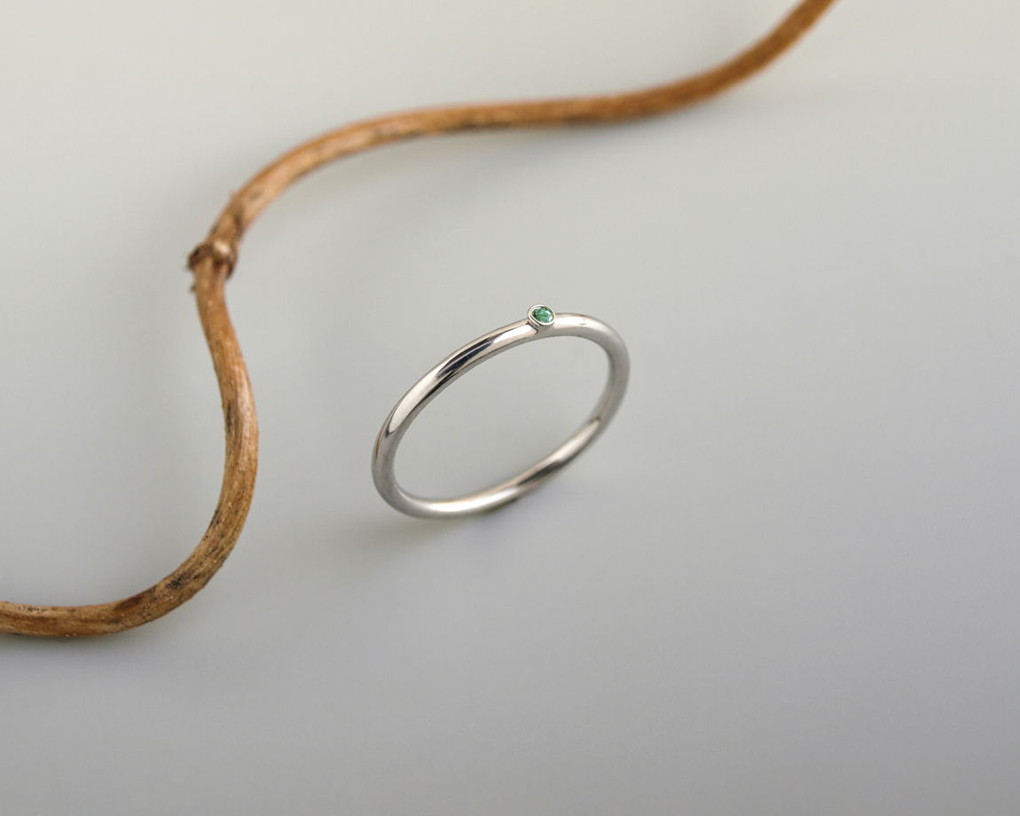 Тонкое кольцо из серебра с натуральным изумрудом 1.5 мм