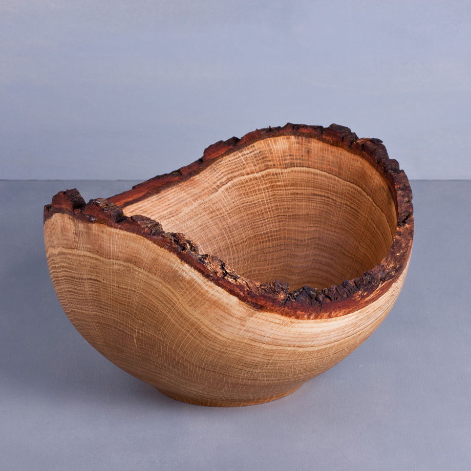 Интерьерная чаша из древесины дуба с живым краем