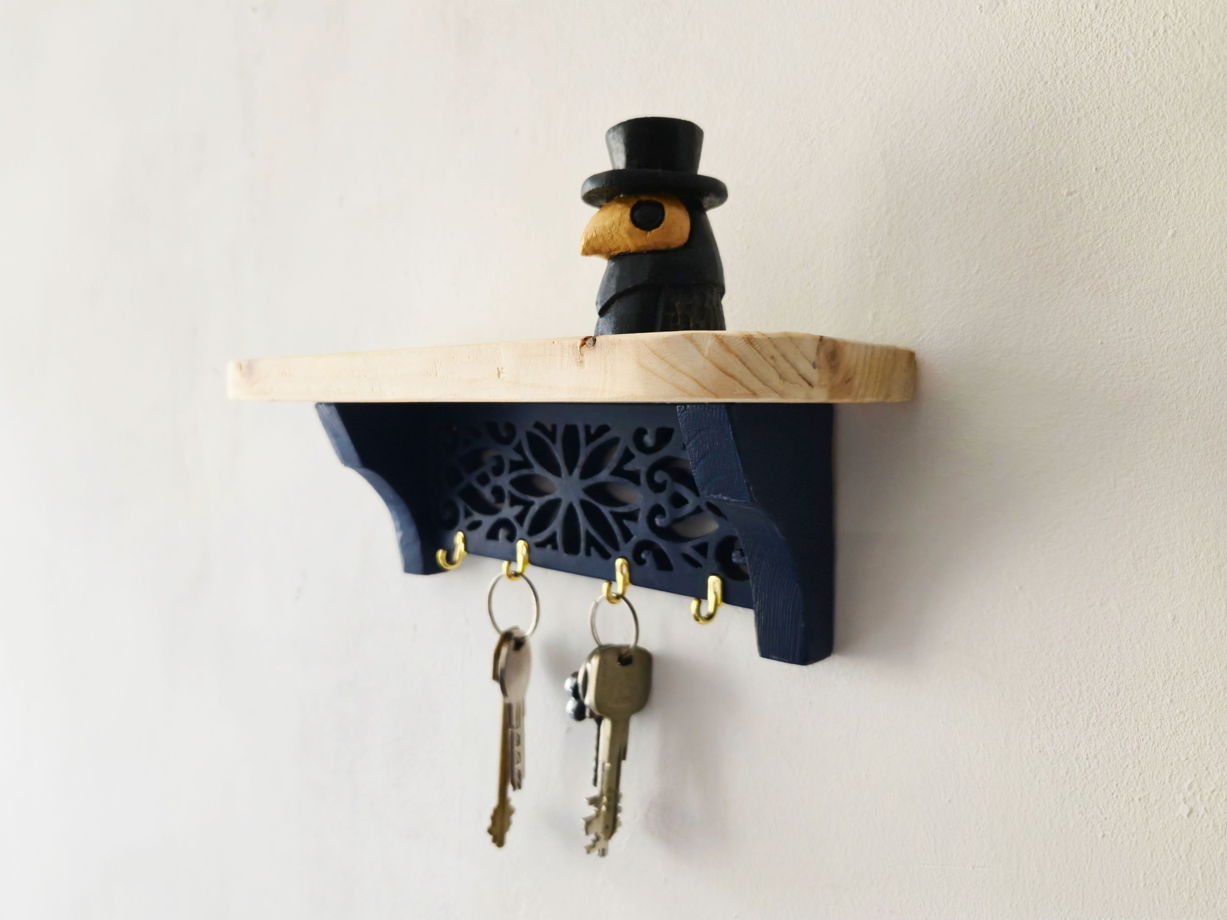 Резная ключница с полочкой