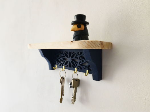 Резная ключница с полочкой