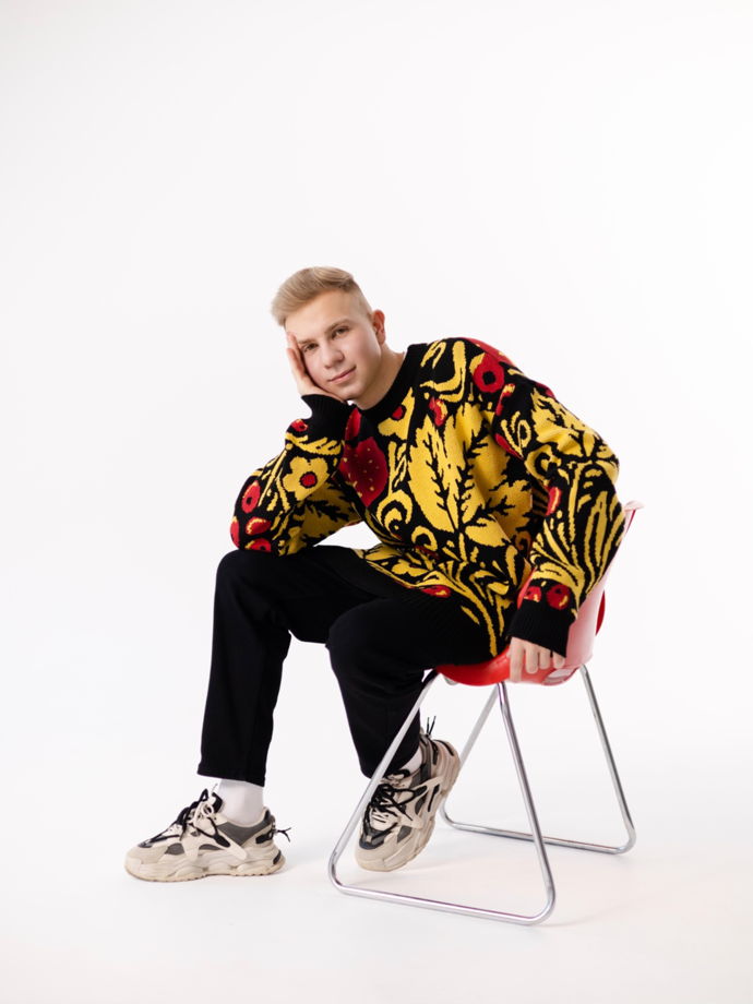 Свитер с хохломой