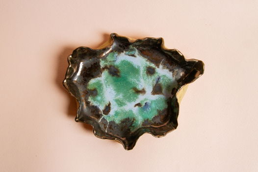Керамическое блюдце из бежевой в крапинку глины, покрытое бронзовой, разными оттенками бирюзовой глазури ручной работы