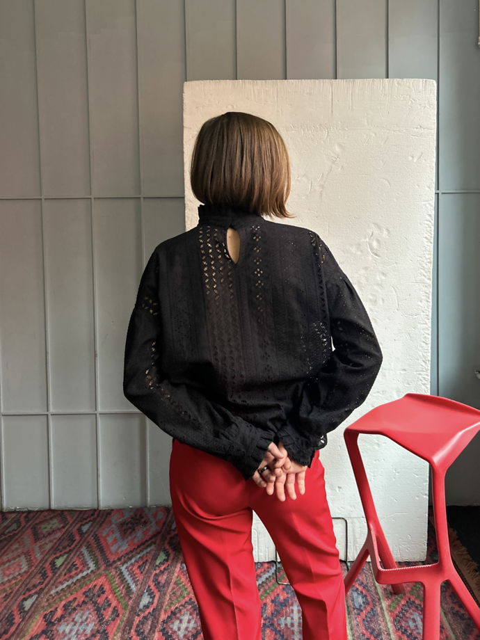 Блузка из хлопкового шитья Барышня в черном цвете