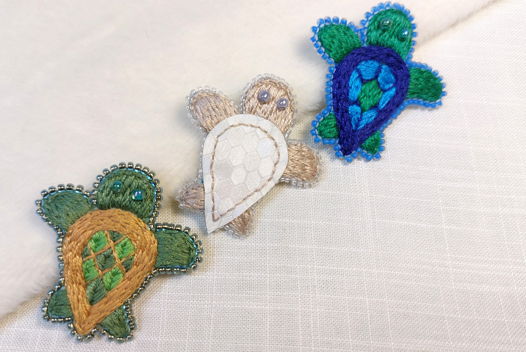 Брошь вышитая Черепашка