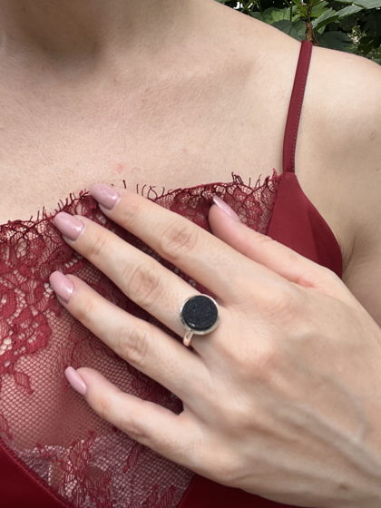 Кольцо с неограненным ониксом