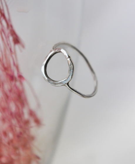 Серебряное кольцо с кругом и мятой текстурой