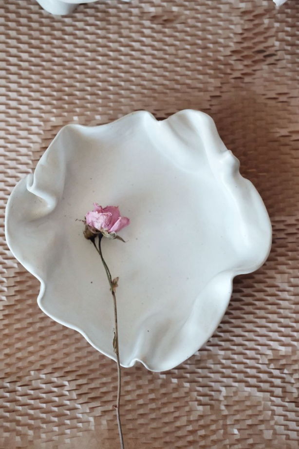 Тарелка ручной работы White flower
