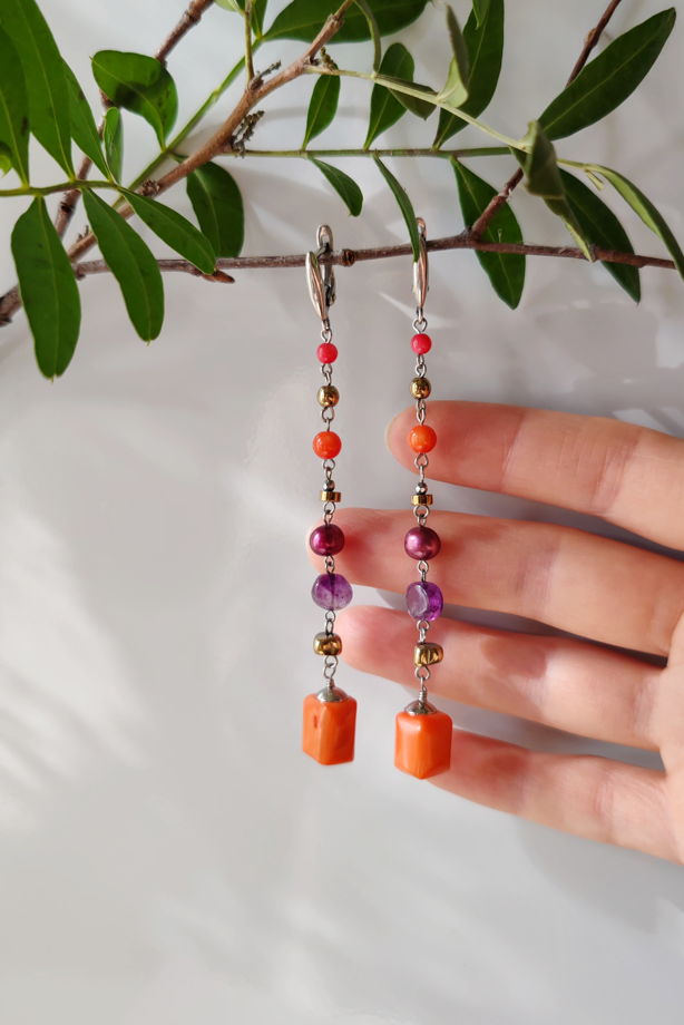 Длинные серьги с кораллом, аметистом и жемчугом