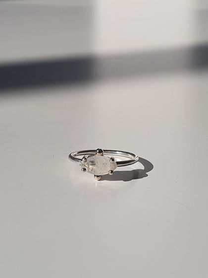 Кольцо с лунным камнем в серебре