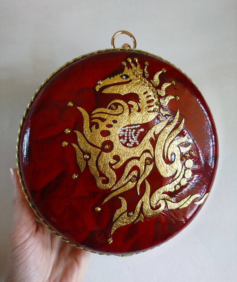 Клатч круглый красный с золотым драконом из лаковой кожи Персонифицированный