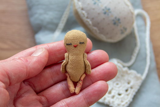 Микро-игрушка Птенчик в вязаной сумочке