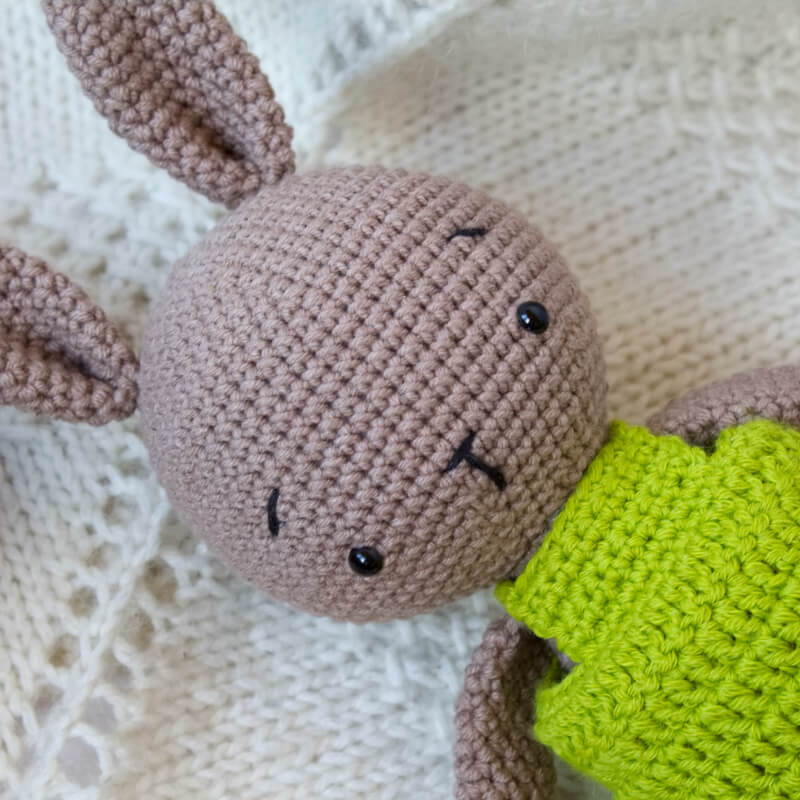 Игрушка мягкая интерьерная - зайчик вязаный цвета светлого какао "Bunny"