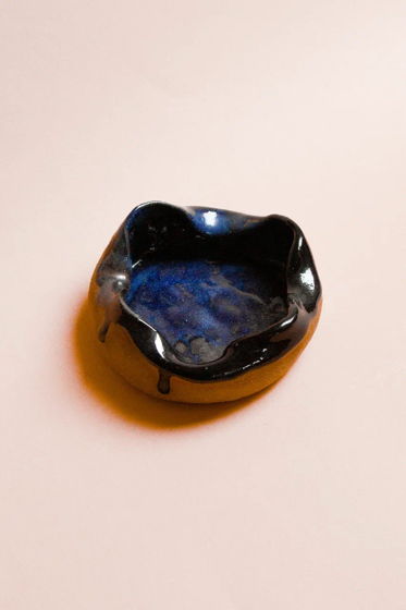 Керамическая пепельница из бежевой в крапинку глины, покрытая черной, синей, бронзовой глазурями ручной работы