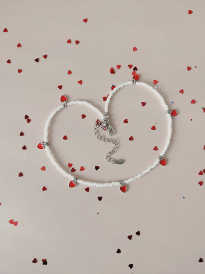 Чокер "Loving Hearts" из бисера TOHO, с эмалированными подвесками в виде сердечек.
