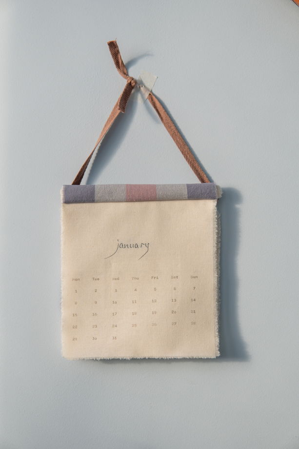 Текстильный календарь на 2024 год из натурального хлопка, обложка розовая клетка