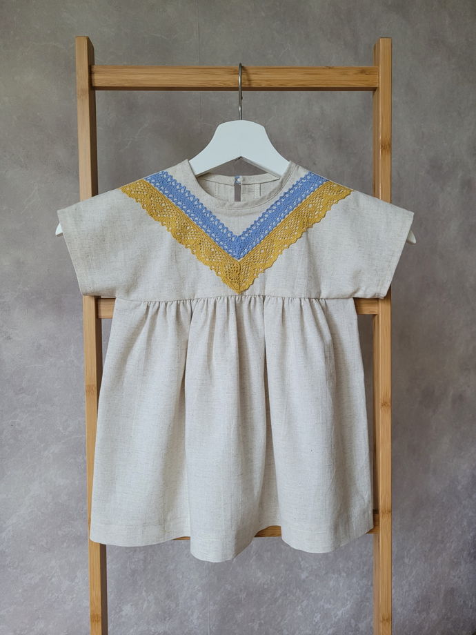 Льняное платье для девочки 1,5-2 лет с отделкой из кружевной тесьмы