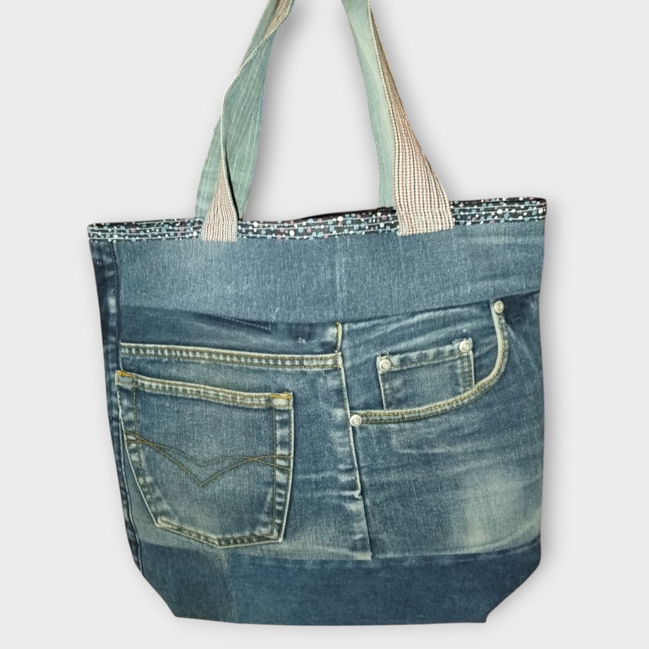 Сумка шопер из переработанного денима ручной работы.