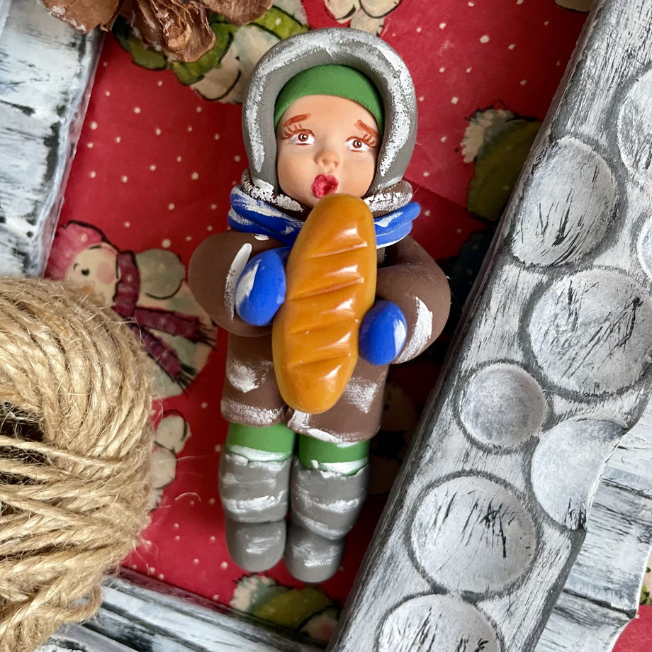 Коллекционная елочная игрушка "Мишенька с батоном. Советское детство"