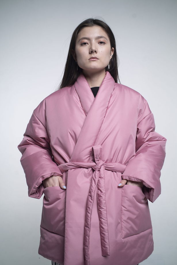 Короткий пуховик-кимоно розовый
