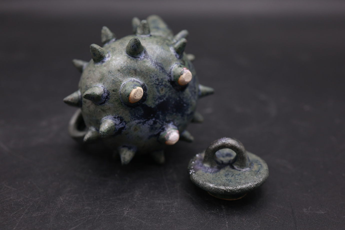 маленький чайник с колючками