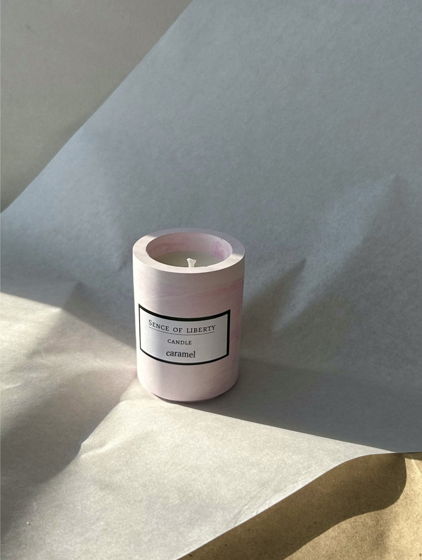 Ароматическая свеча Карамель х ваниль в розовом гипсовом подсвечнике ручной работы 100 мл