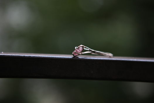 Тонкое кольцо с розовым турмалином на «палочках»
