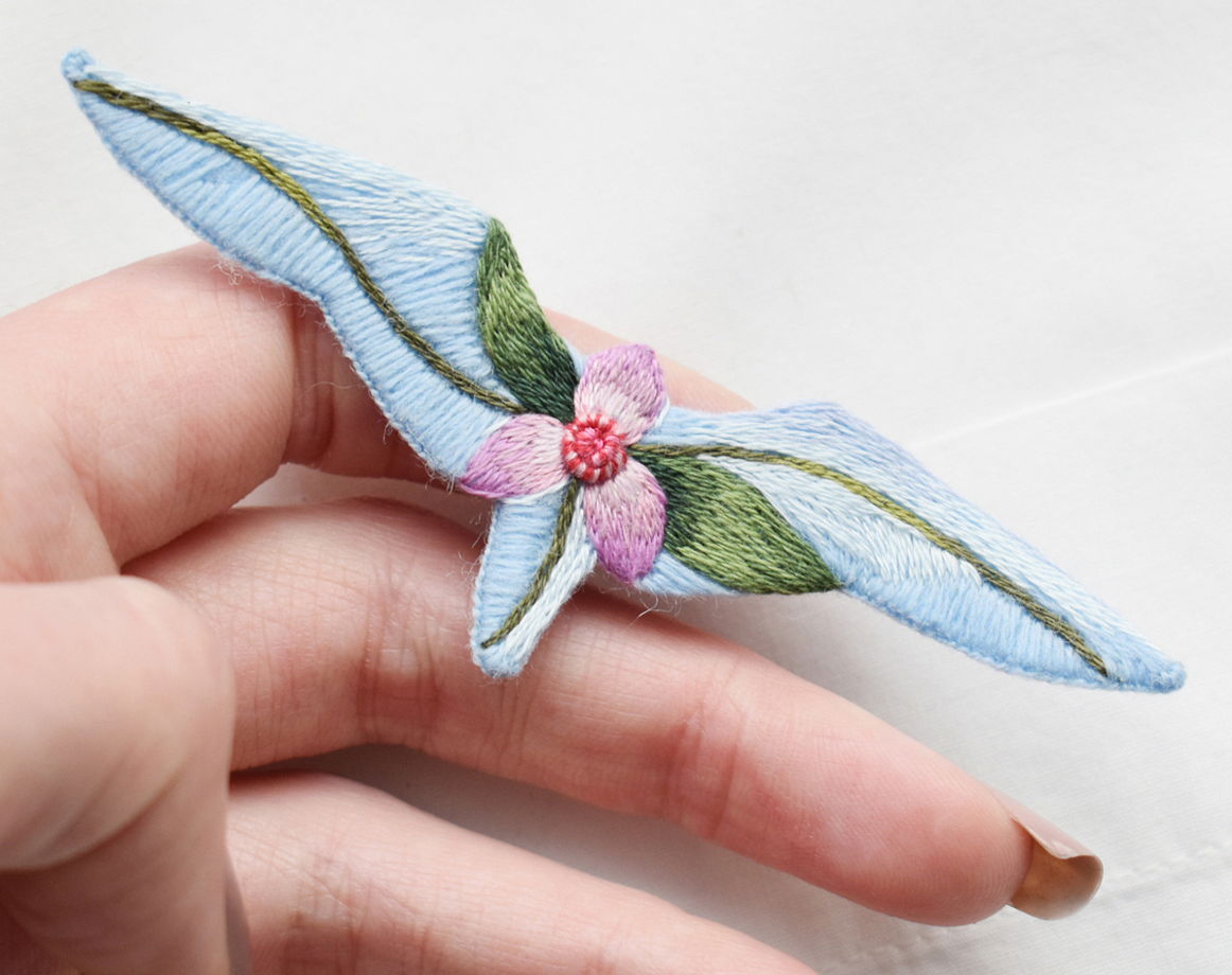 Вышитая брошь Летящая птица с орхидеей на голубом