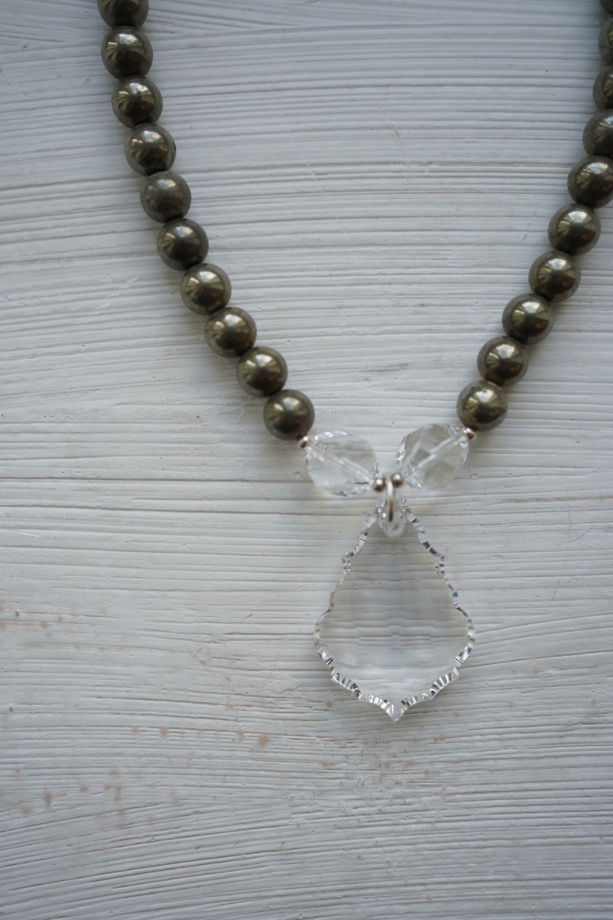 Ожерелье из пирита с кристальной подвеской от Swarovski