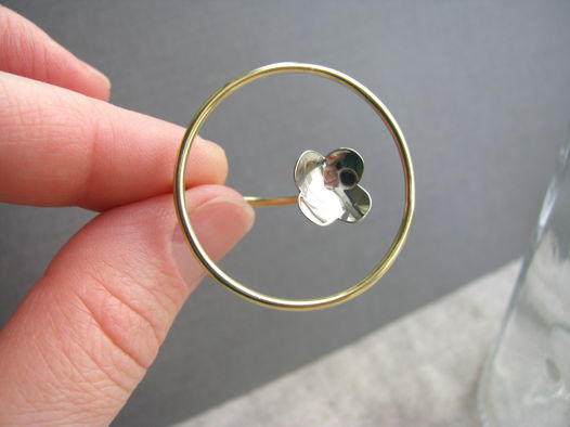 круглое кольцо из латуни и нейзильбера с серебристым цветком