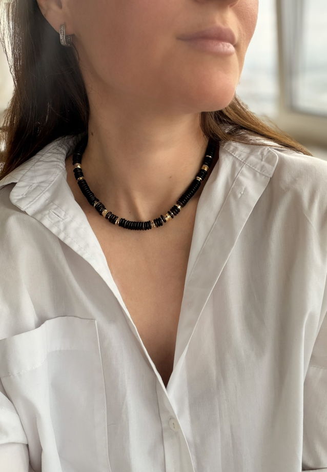 Чокер ручной работы из кокосовых бусин и гематита «Ставка на кокос»
