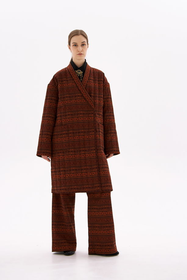 Стёганое пальто-кимоно и брюки их итальянского жаккарда