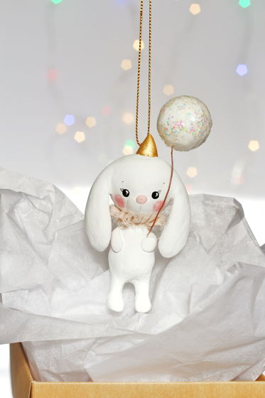Авторская елочная игрушка "Белый кролик с шариком"