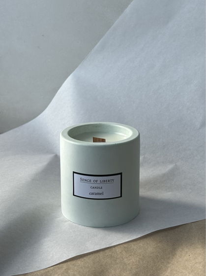 Ароматическая свеча Карамель х ваниль в зеленом гипсовом подсвечнике ручной работы