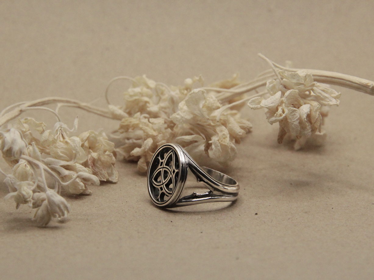 Элегантное кольцо из серебра ручной работы "Трикветр"