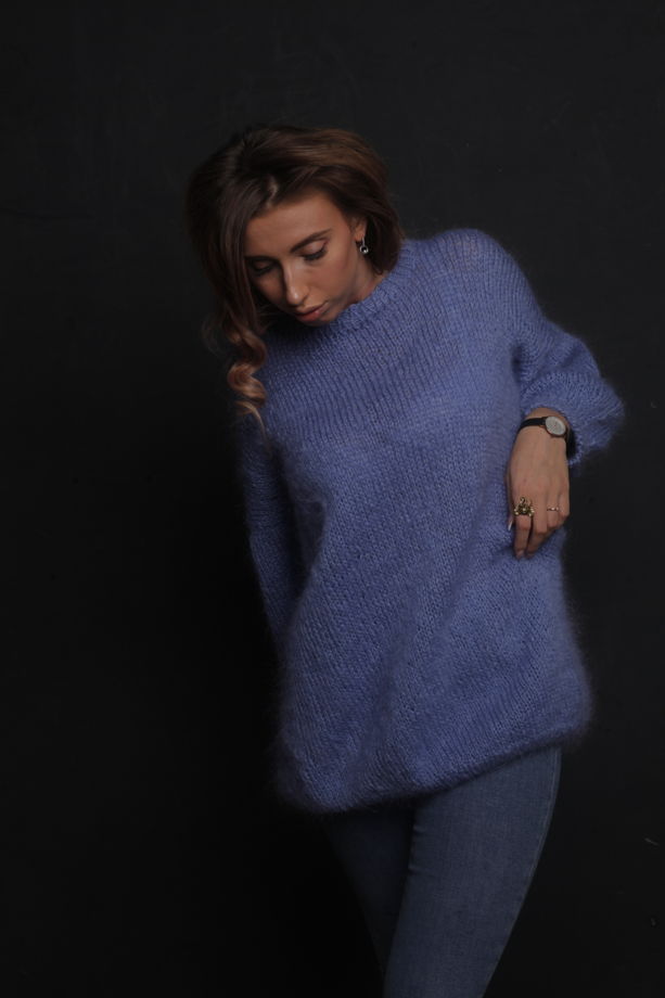 Нежно-голубой вязаный пуловер