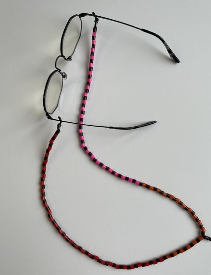 Холдер цепочка для очков асимметричного дизайна из пластиковых бусин красного, коричневого, оранжевого и розового цветов