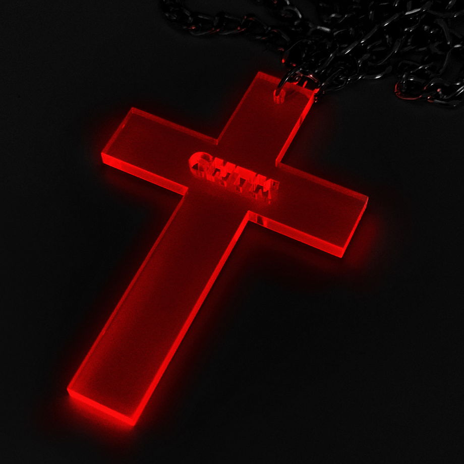 Подвеска в виде красного креста из флуоресцентного пластика с логотипом на цепочке