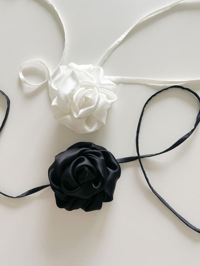 Чокер в форме розы из натурального шелка белый
