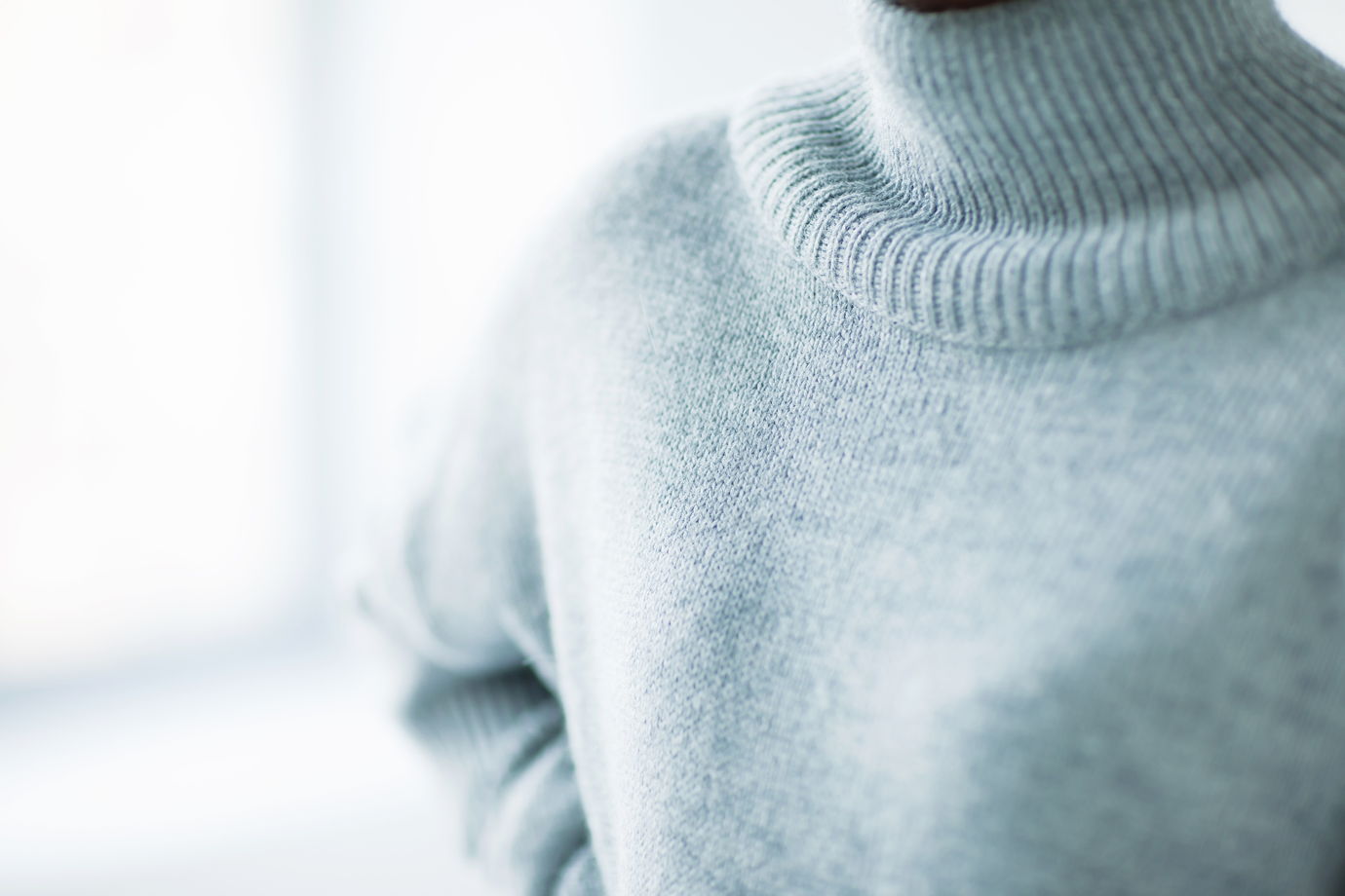 Серый свитер с разрезами на рукавах
