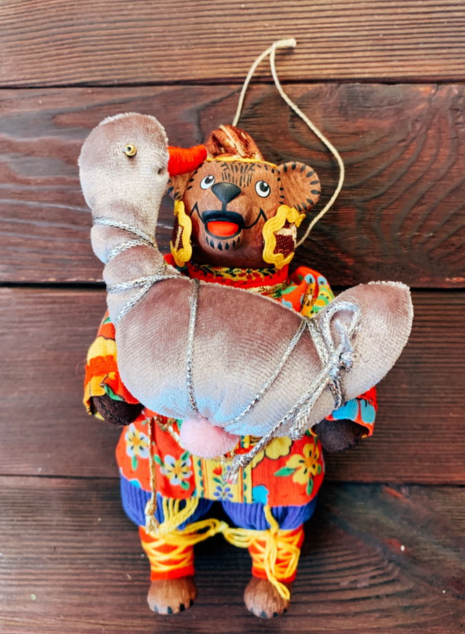 Елочная игрушка ручной работы и росписи "Медведь-охотник".