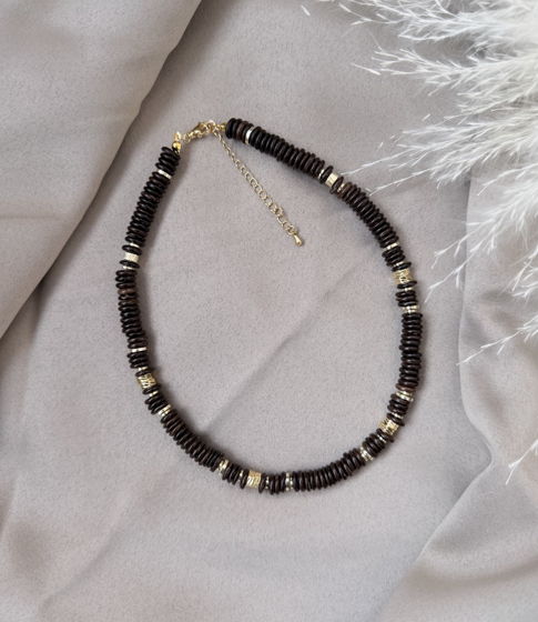 Чокер ручной работы из кокосовых бусин и гематита «Ставка на кокос»