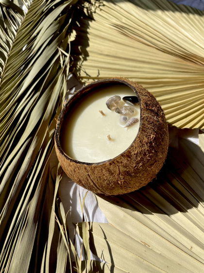 Свеча в большом кокосе с ароматом длинного отпуска