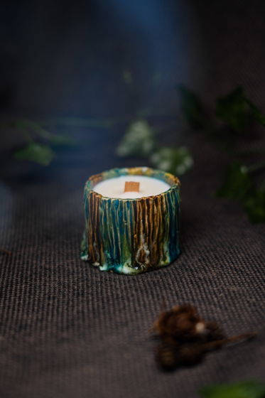 Соевая арома-свеча «Лесная баллада» в керамическом подсвечнике | 20-22 часа горения | аромат «перец & бергамот»