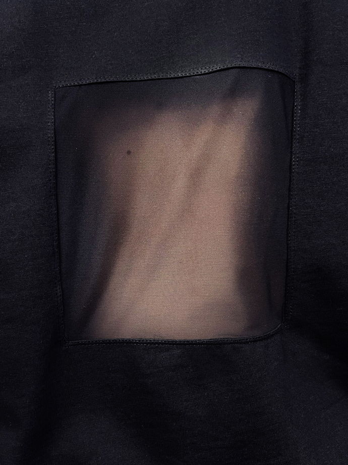 Черная футболка с вырезанным квадратом на спине