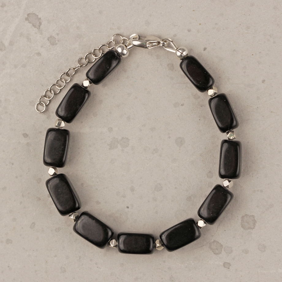 Браслет из черного нефрита и серебра 925 пробы.