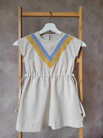 Льняное платье для девочки 3-4 лет с отделкой из кружевной тесьмы