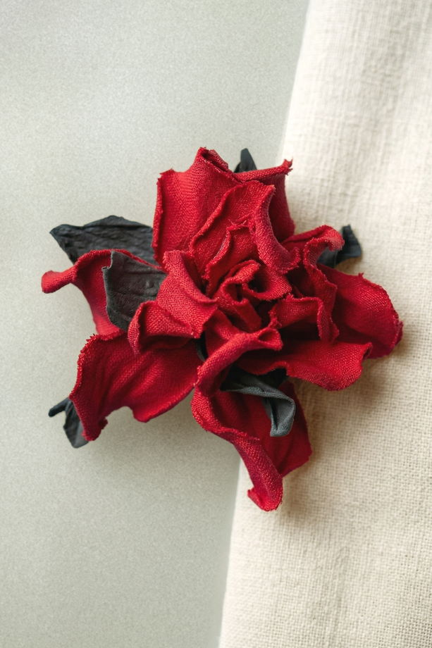 Красная брошь цветок ручной работы из льна