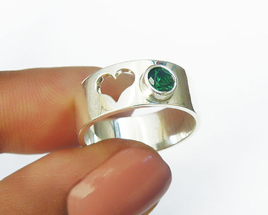 Серебряное кольцо «Сердце» с хромдиопсидом